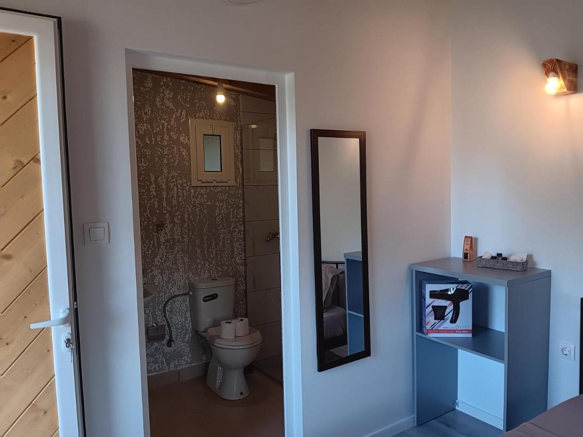 Tolis Rooms - Housity