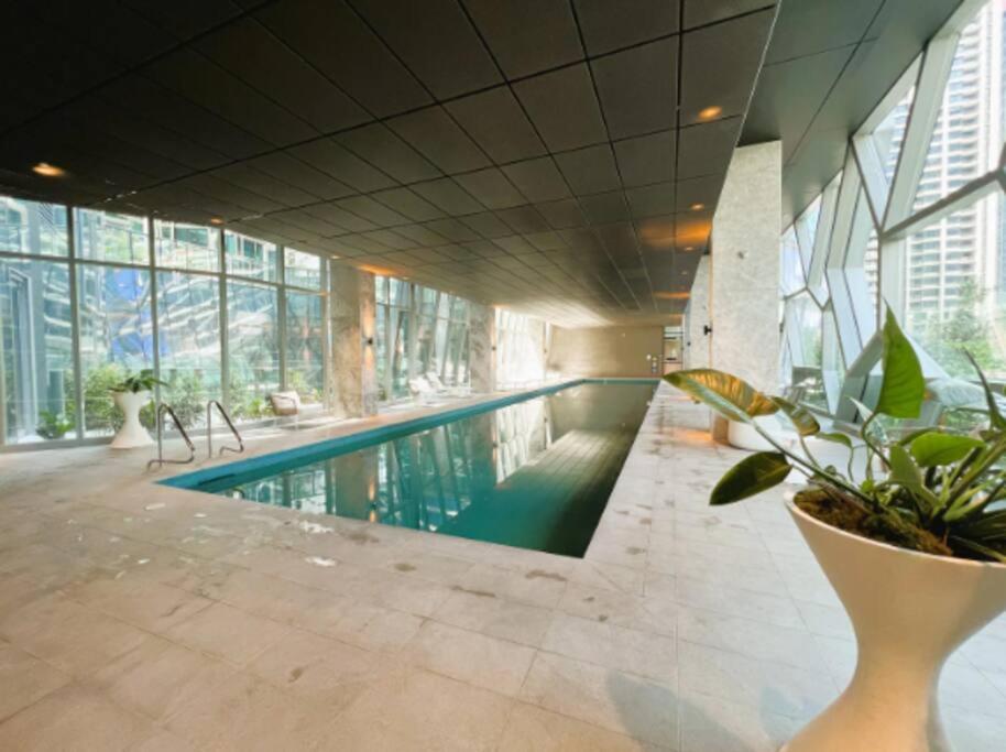 Suitetrails - Lovely 2BR Apartment, CBD Southern Cross, Lvl 66