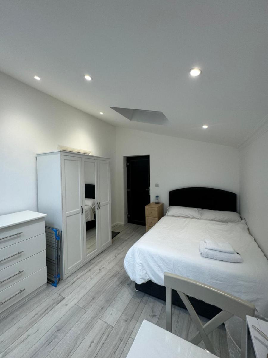 Studio room next to Gatwick - Housity