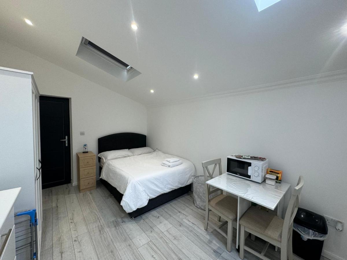 Studio room next to Gatwick - Housity