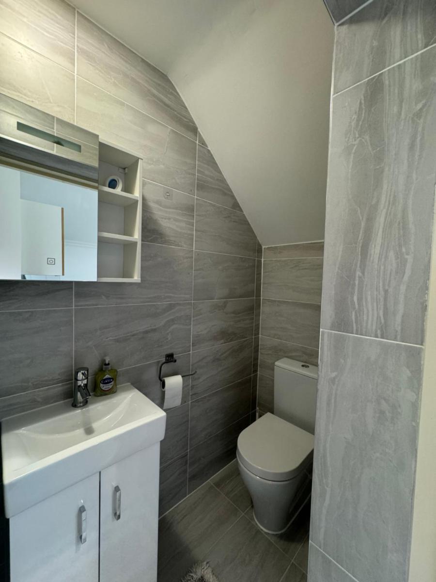 Studio room next to Gatwick - Housity
