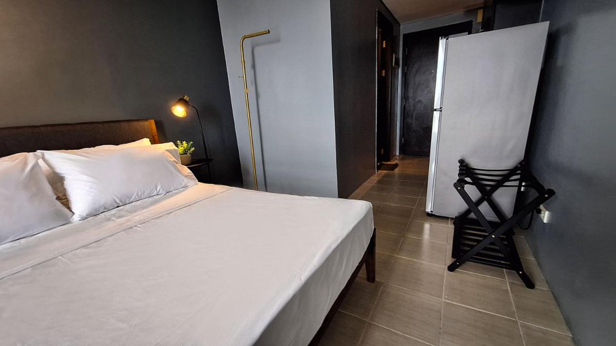 Suitetrails - The French Apartment Pasig - Fast Wi-Fi and pool