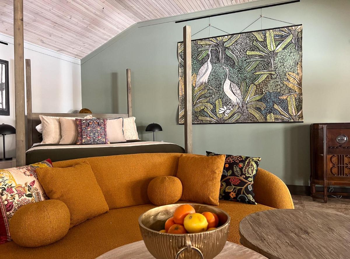 Unwind - Private Studio Suite with POOL, Grill, Porch Access - The Clubhouse at The Ferns in Bellville - Housity