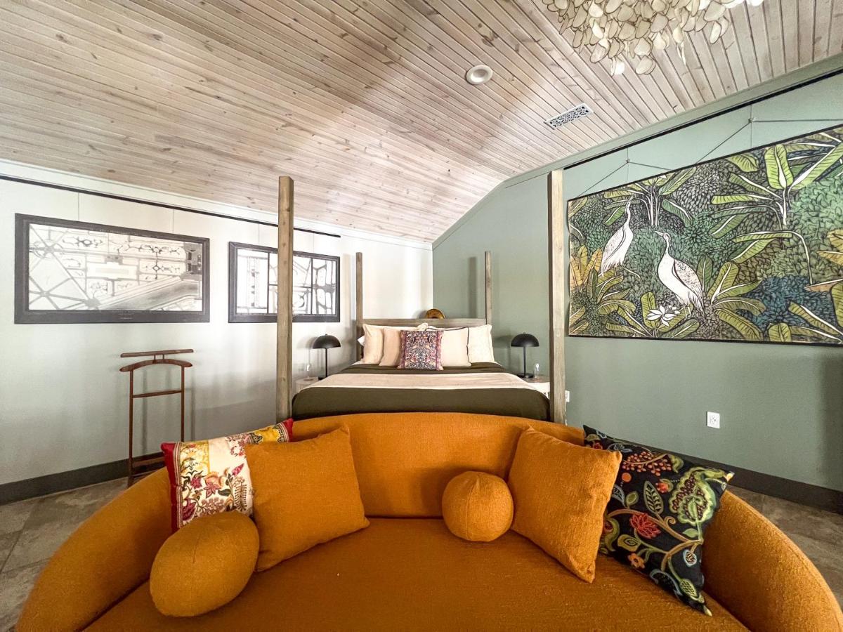 Unwind - Private Studio Suite with POOL, Grill, Porch Access - The Clubhouse at The Ferns in Bellville - Housity