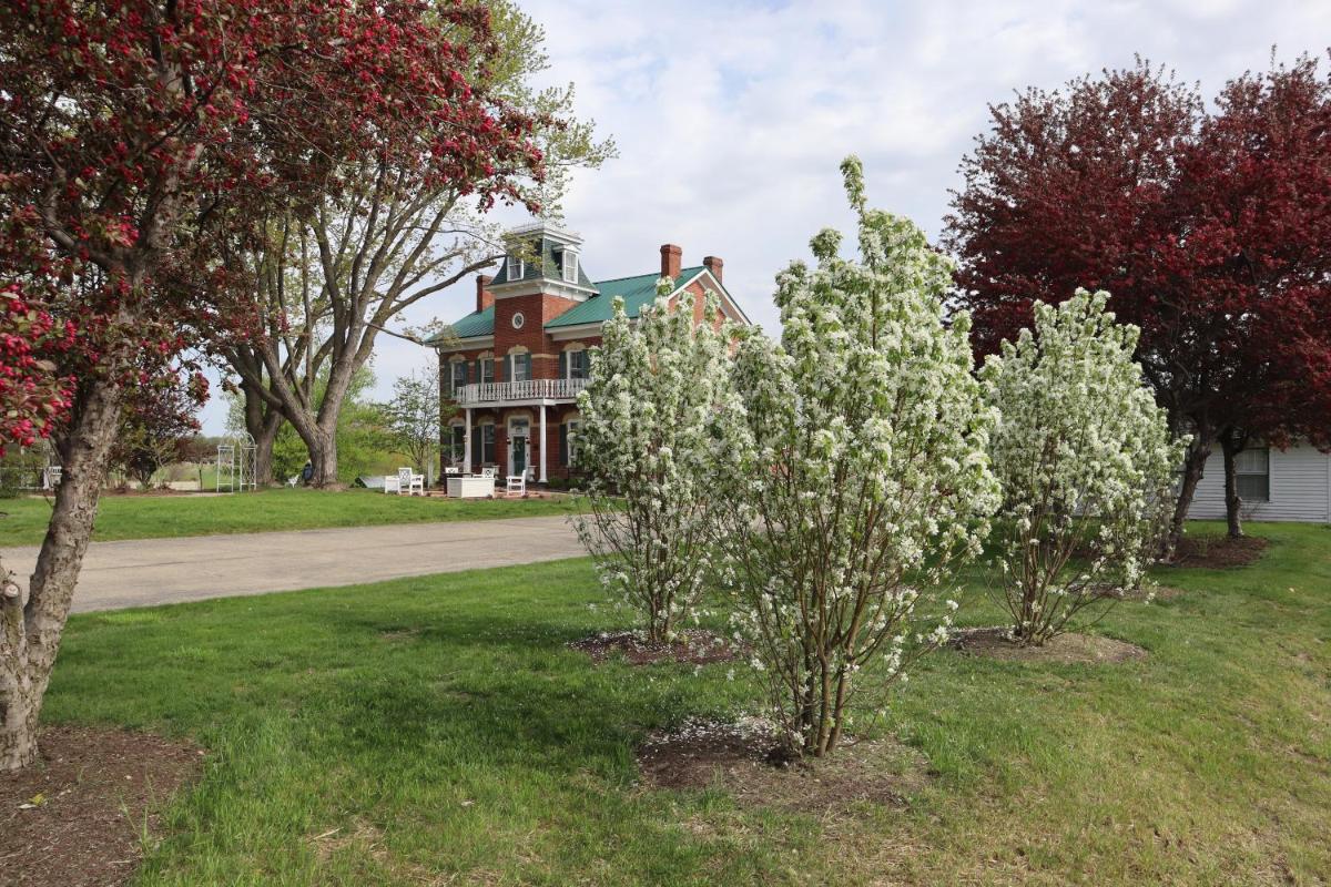 Cloran Mansion Bed & Breakfast - Housity
