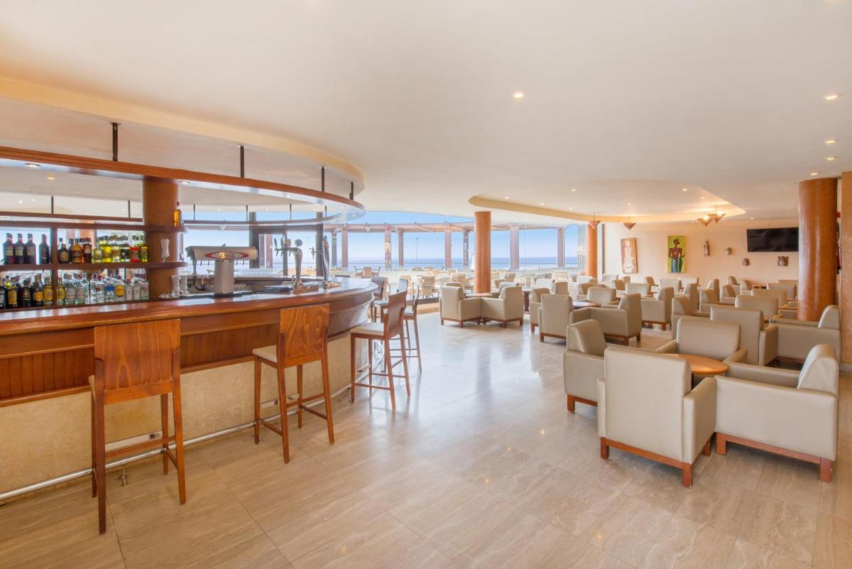 Un restaurante o sitio para comer en Iberostar Waves Playa Gaviotas All Inclusive