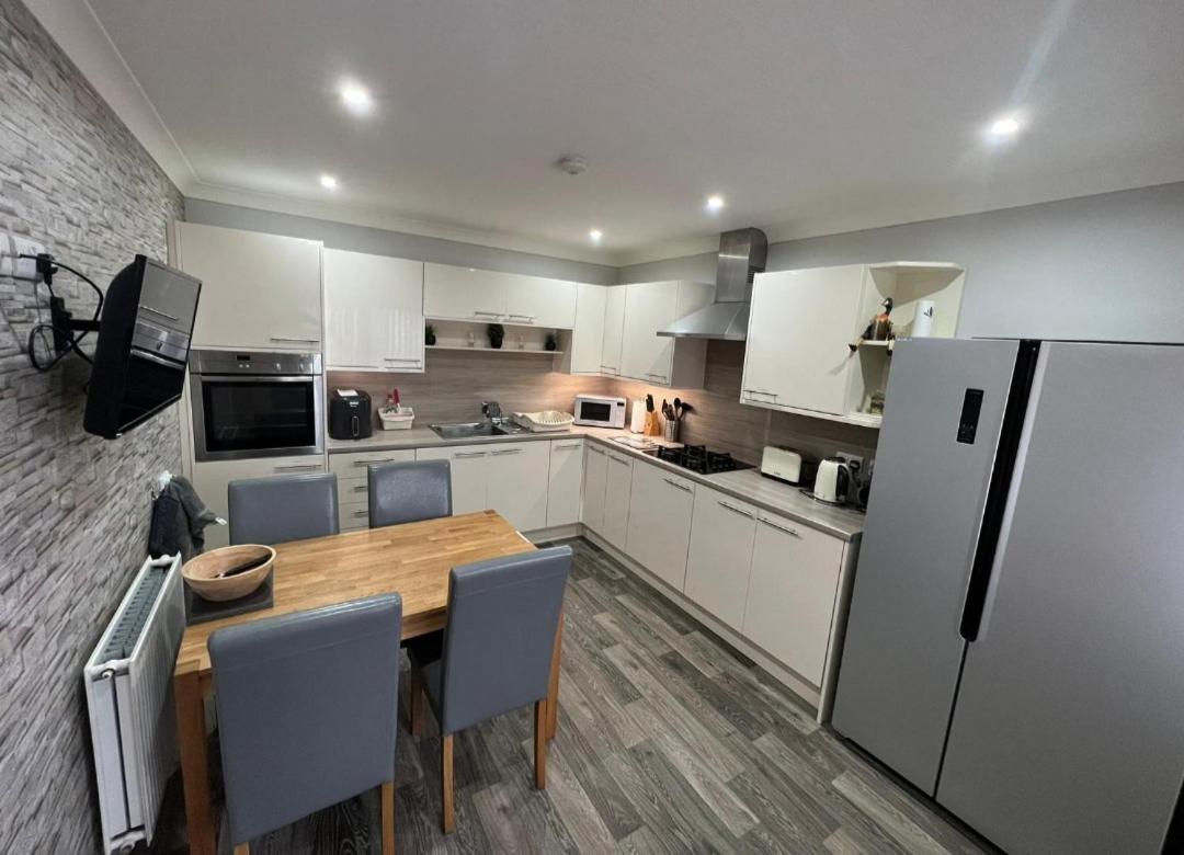 5 Riverside Place Thurso. 2 bed, 2 bathrooms. - Housity