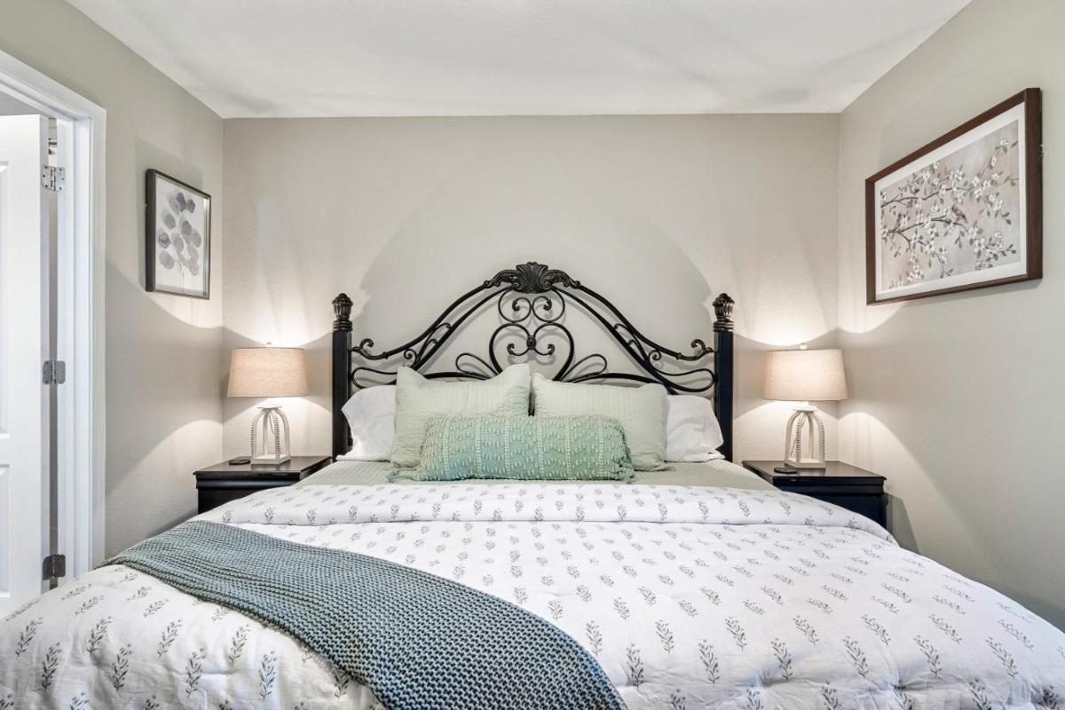 Luxury Condo, Sleeps 6, 3.2 Miles to Dollywood - Housity