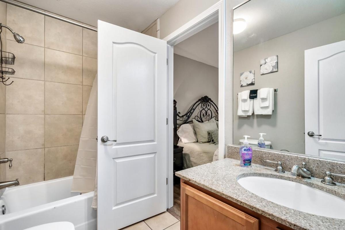 Luxury Condo, Sleeps 6, 3.2 Miles to Dollywood - Housity