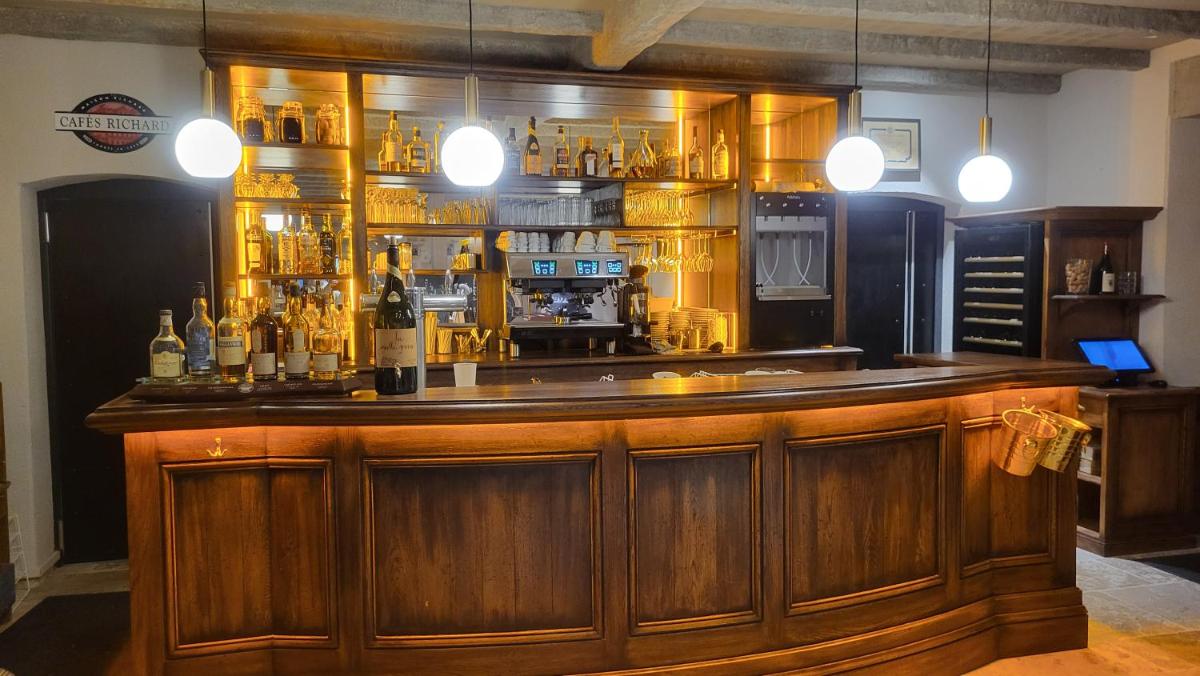 Salon ou bar de l'établissement Hôtel Spa La Truite Dorée