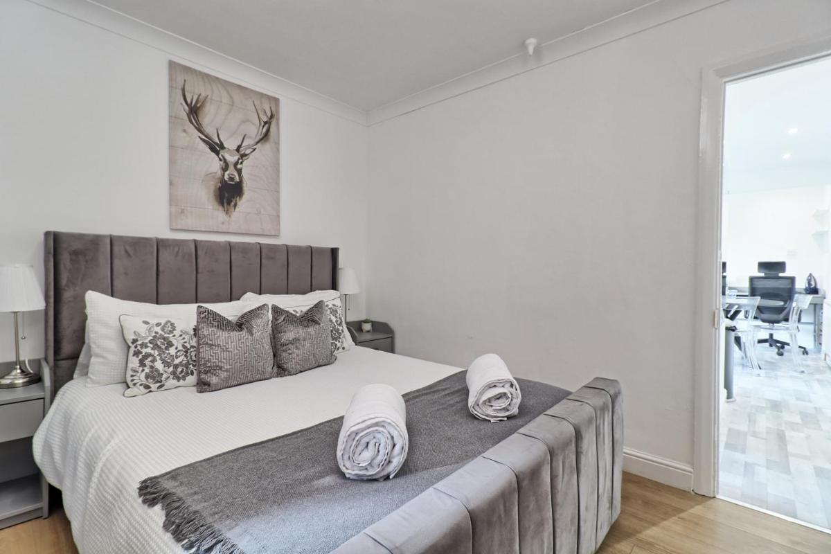 Lavish Rayleigh Apartment - LMV Property - Housity