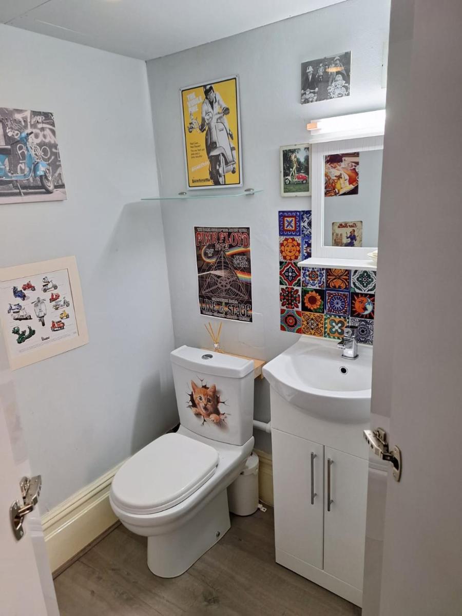 Todmorden Bed & Breakfast - The Toothless Mog - Housity