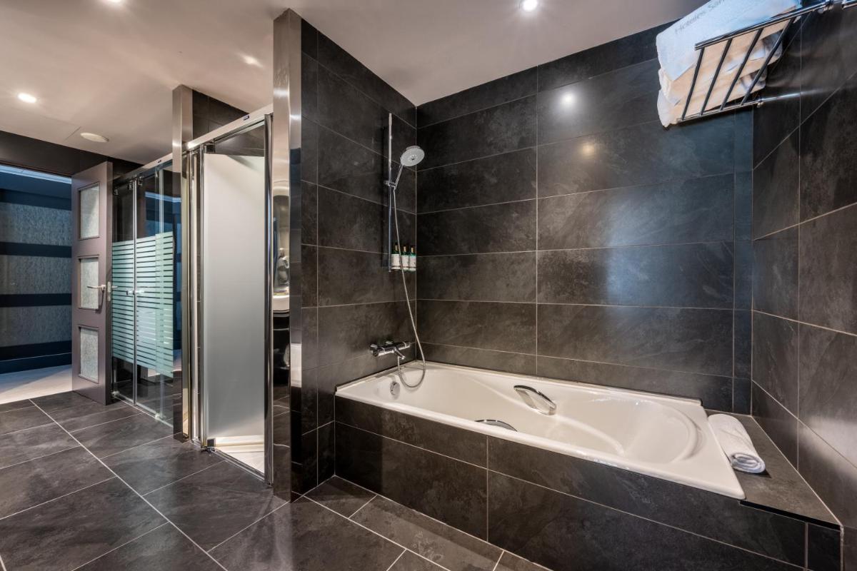 Un baño de Hotel Val de Neu G.L.