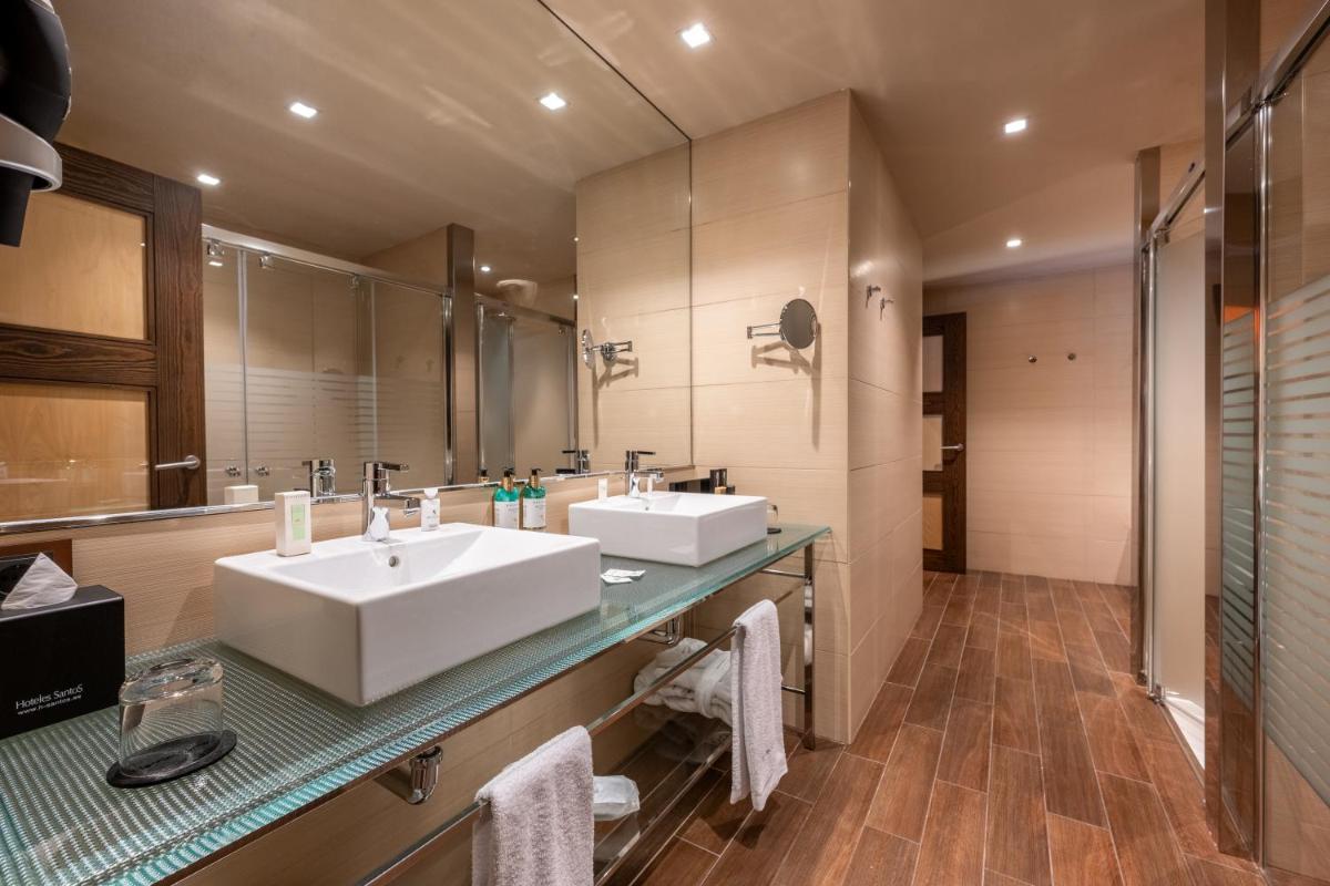Un baño de Hotel Val de Neu G.L.