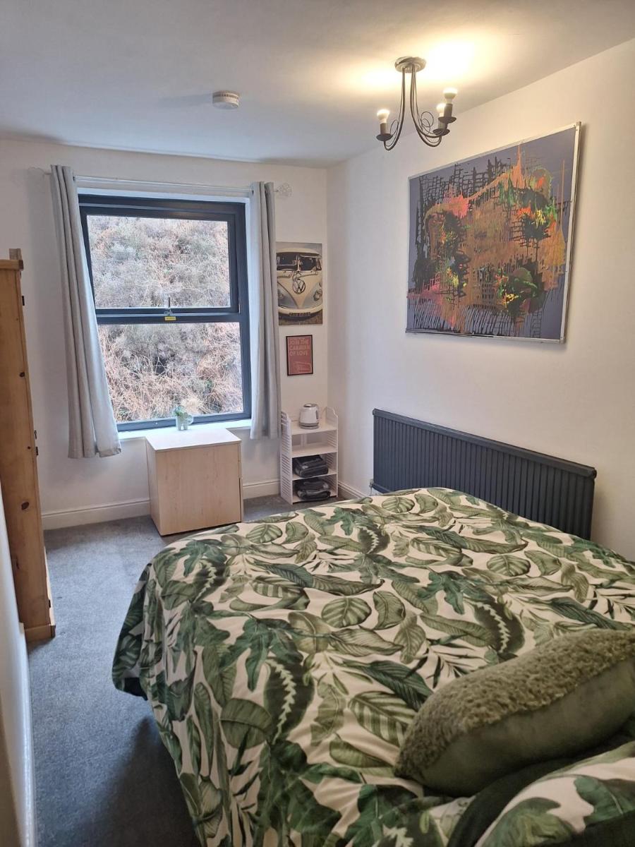 Todmorden Bed & Breakfast - The Toothless Mog - Housity