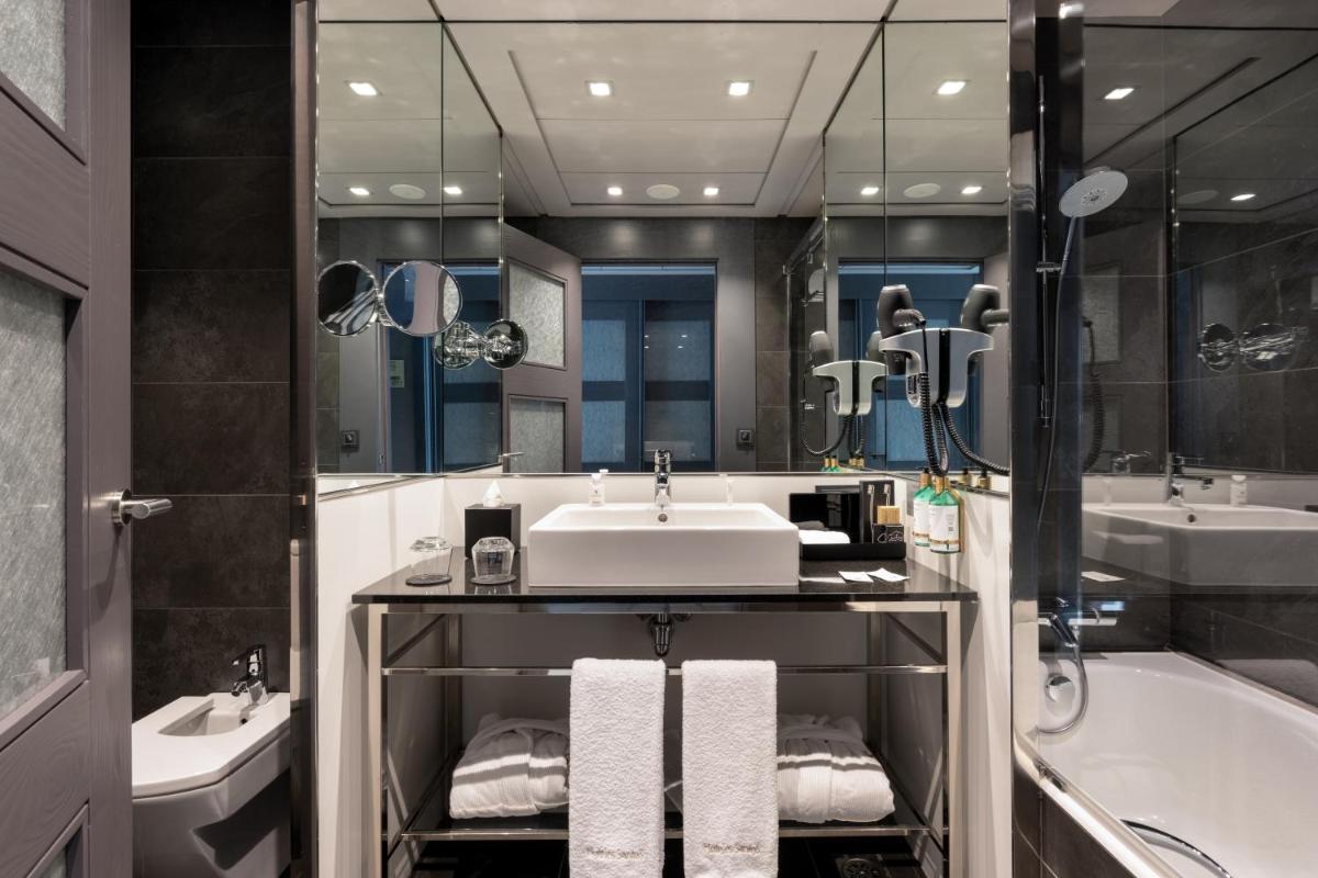Un baño de Hotel Val de Neu G.L.
