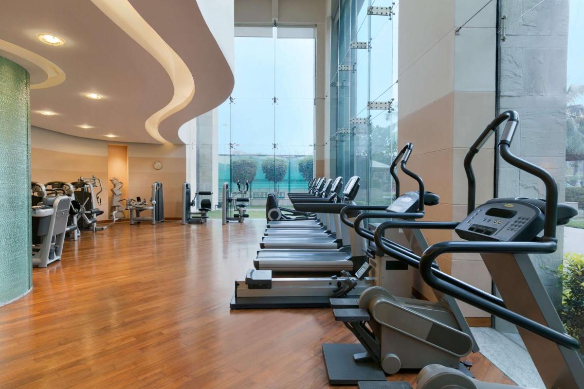 a gym with rows of treadmills and machines at Hyatt Regency Kolkata in Kolkata a gym with rows of treadmills and machines at Hyatt Regency Kolkata in Kolkata