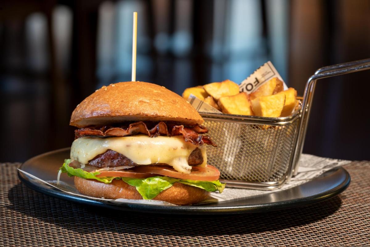 Comida en o cerca de este hotel