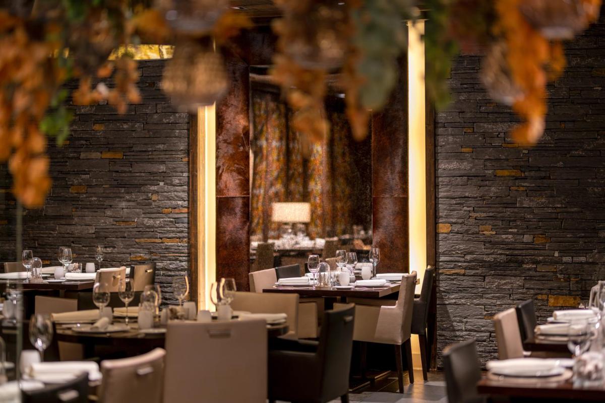 Un restaurante o sitio para comer en Hotel Val de Neu G.L.