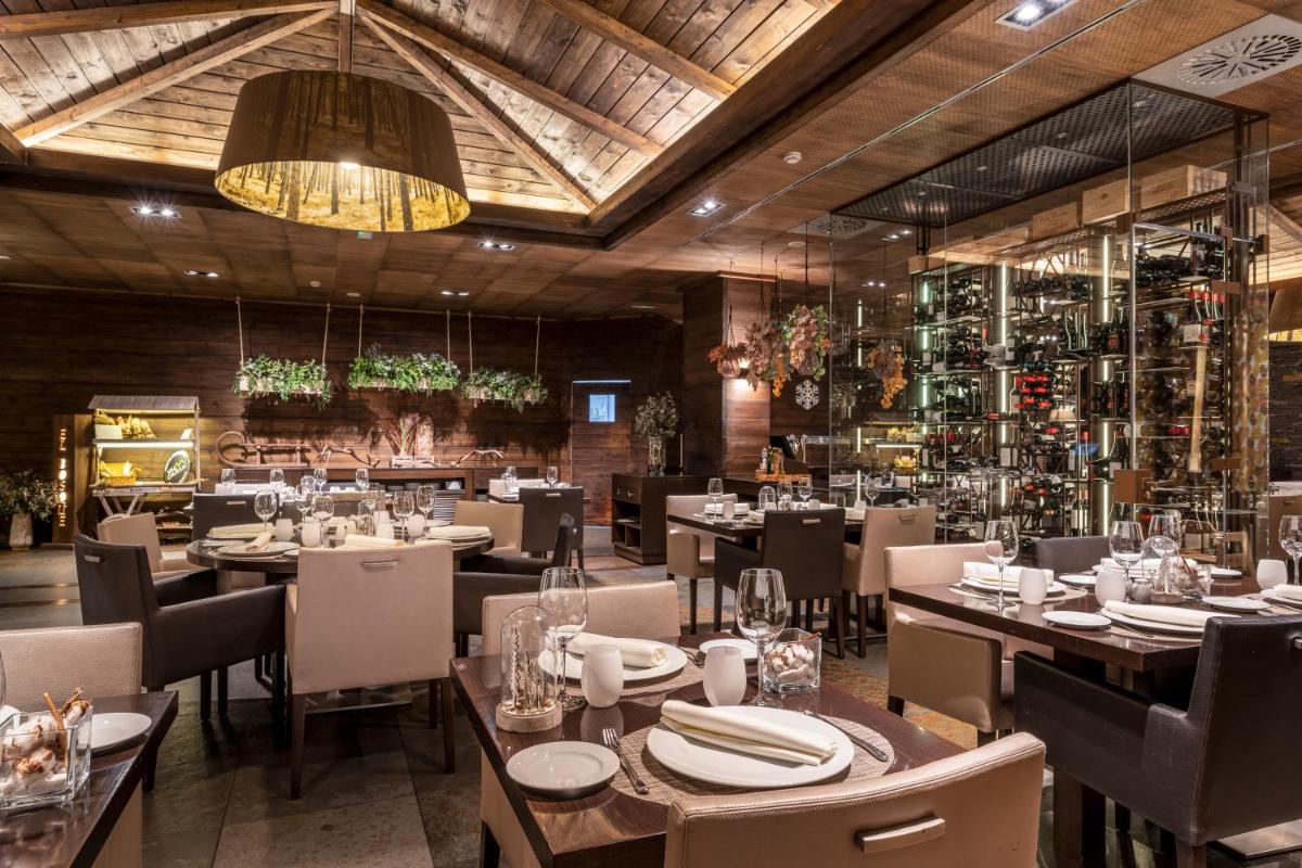 Un restaurante o sitio para comer en Hotel Val de Neu G.L.