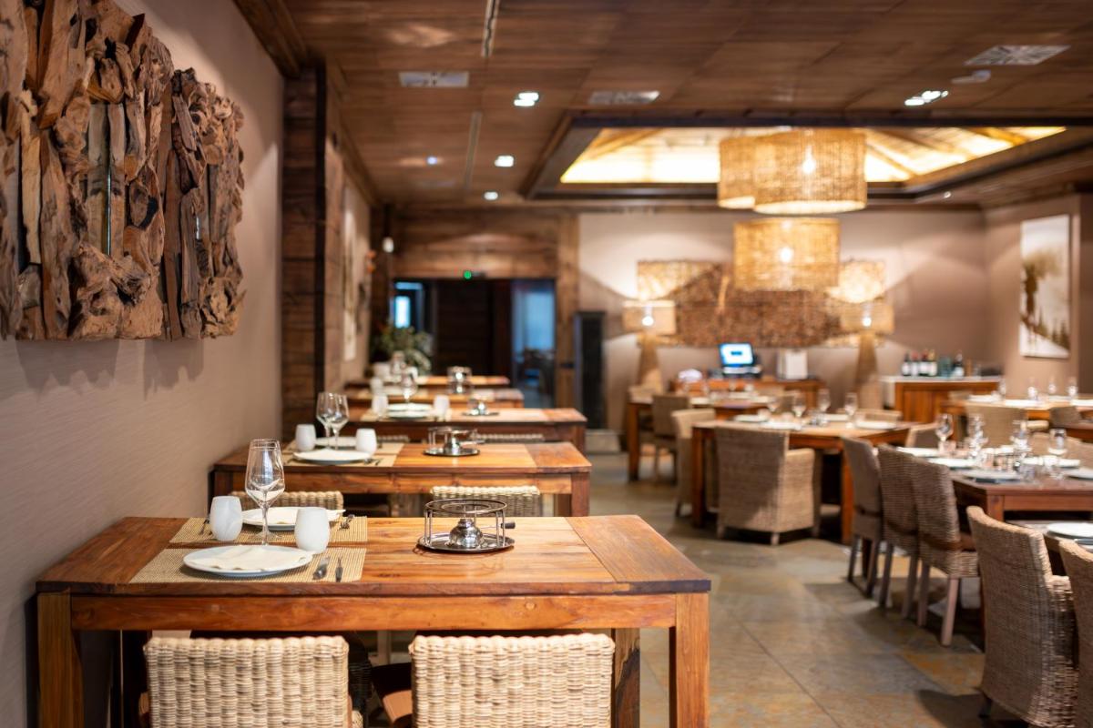Un restaurante o sitio para comer en Hotel Val de Neu G.L.