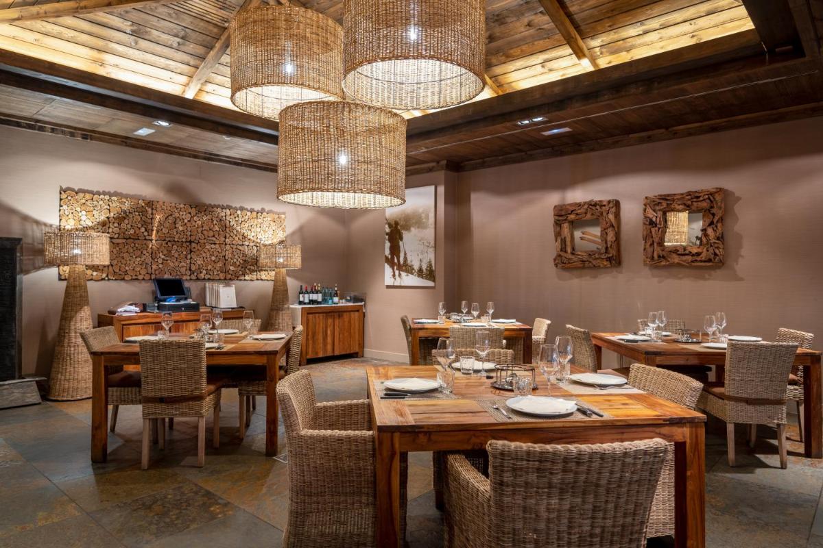 Un restaurante o sitio para comer en Hotel Val de Neu G.L.