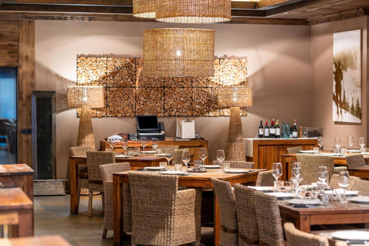 Un restaurante o sitio para comer en Hotel Val de Neu G.L.
