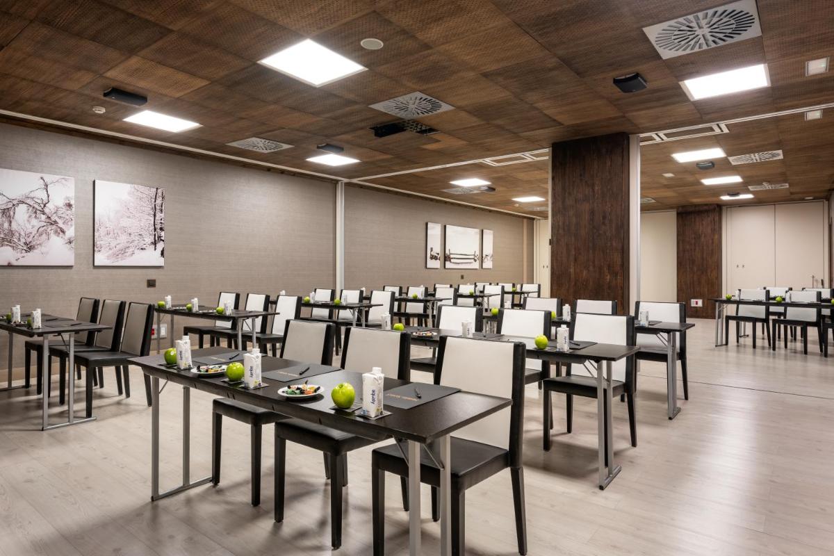 Un restaurante o sitio para comer en Hotel Val de Neu G.L.