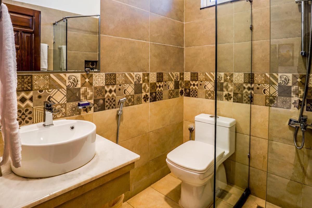 Roomy Crossroads Hotel, Peshawar - Housity