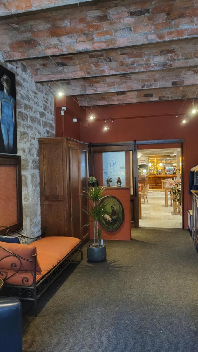 Cette chambre dispose d'un lit avec une plante. dans l'établissement Hôtel Spa La Truite Dorée, à Vers 37 autres photos