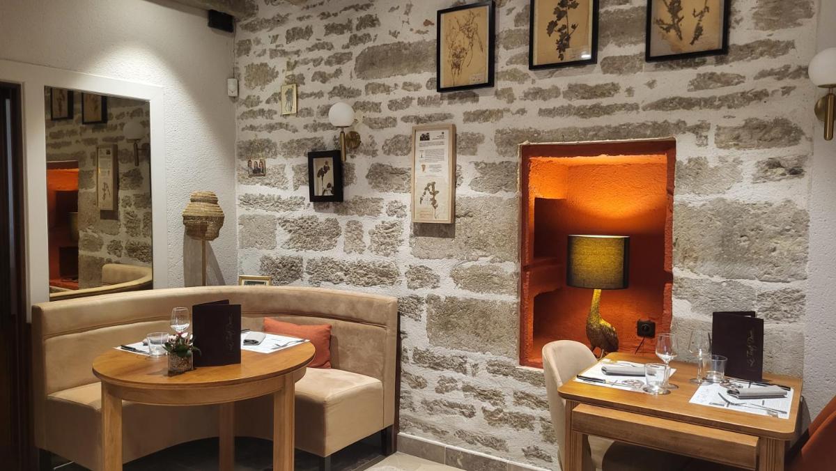 Coin salon dans l'établissement Hôtel Spa La Truite Dorée