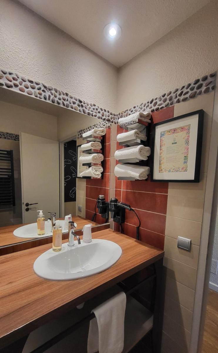 Photo de la galerie de l'établissement Hôtel Spa La Truite Dorée, à Vers