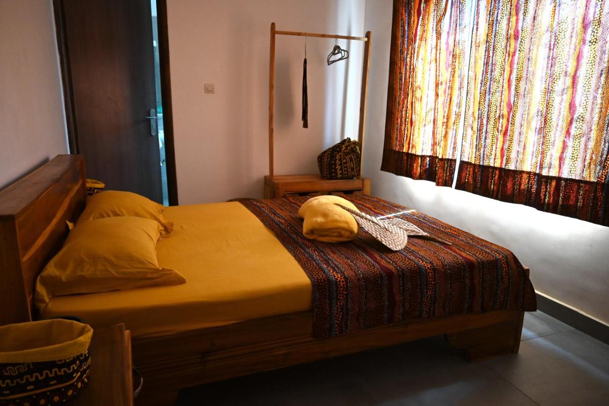 Les Amazones Rouges Chambre Jaune - Housity