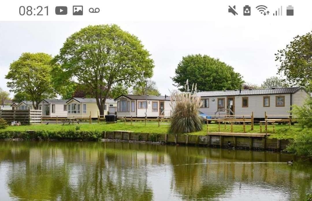 6 Berth Caravan on Lakeside Holiday Park - Housity