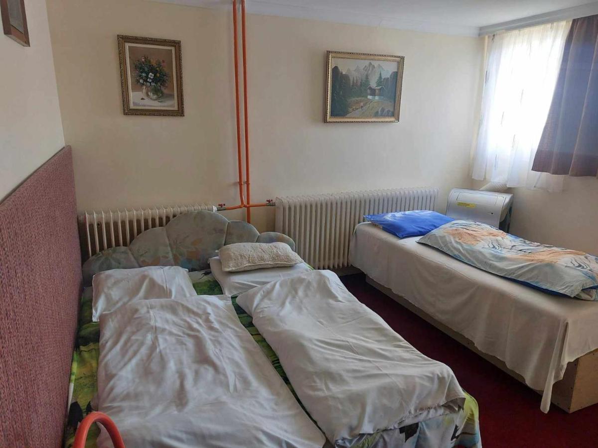 Rózsás Motel - Housity