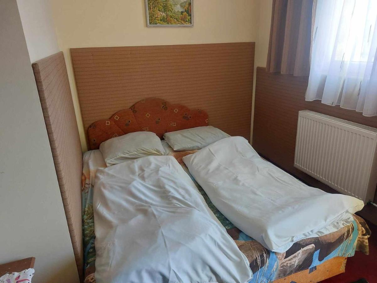 Rózsás Motel - Housity