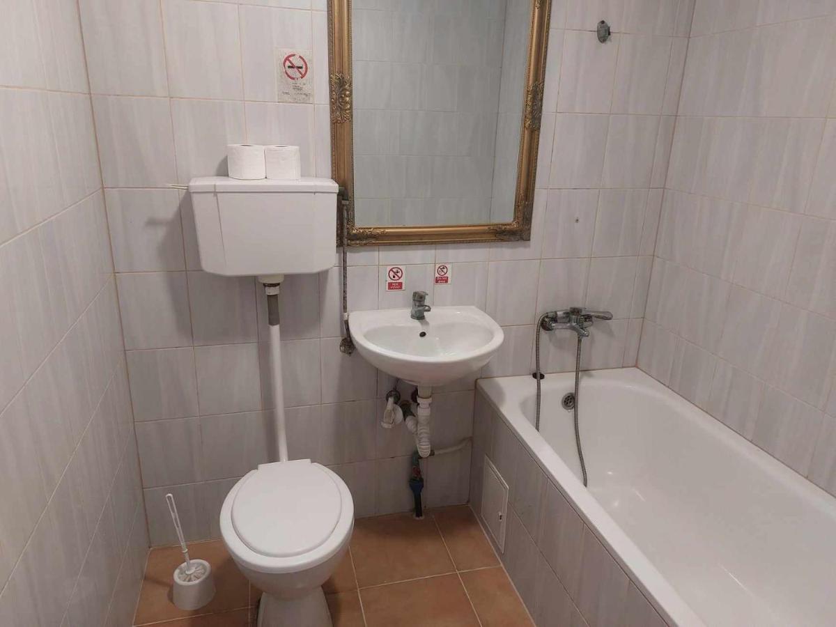 Rózsás Motel - Housity
