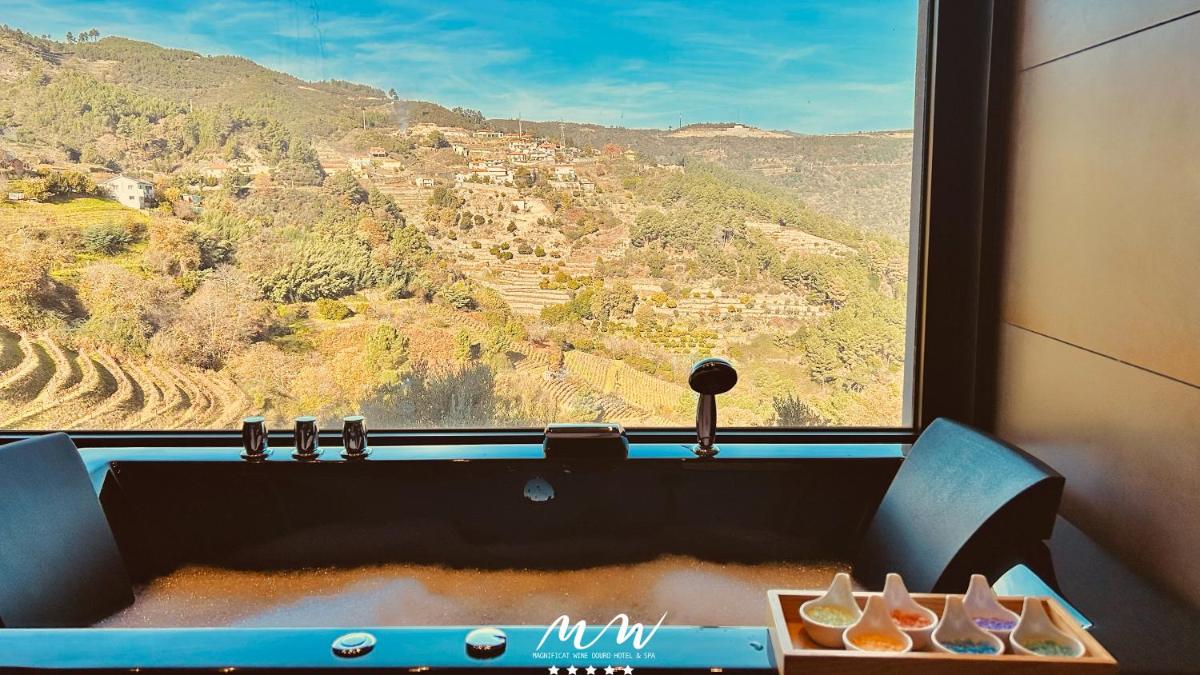 Uma vista geral da montanha ou uma vista da montanha a partir do hotel