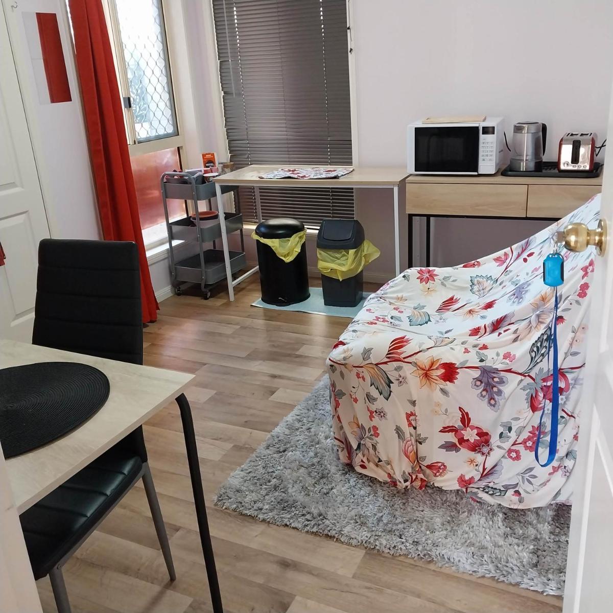 Red Cottage FEMALE ONLY BUDGET STAYS with bedroom plus private kitchenette room - Housity