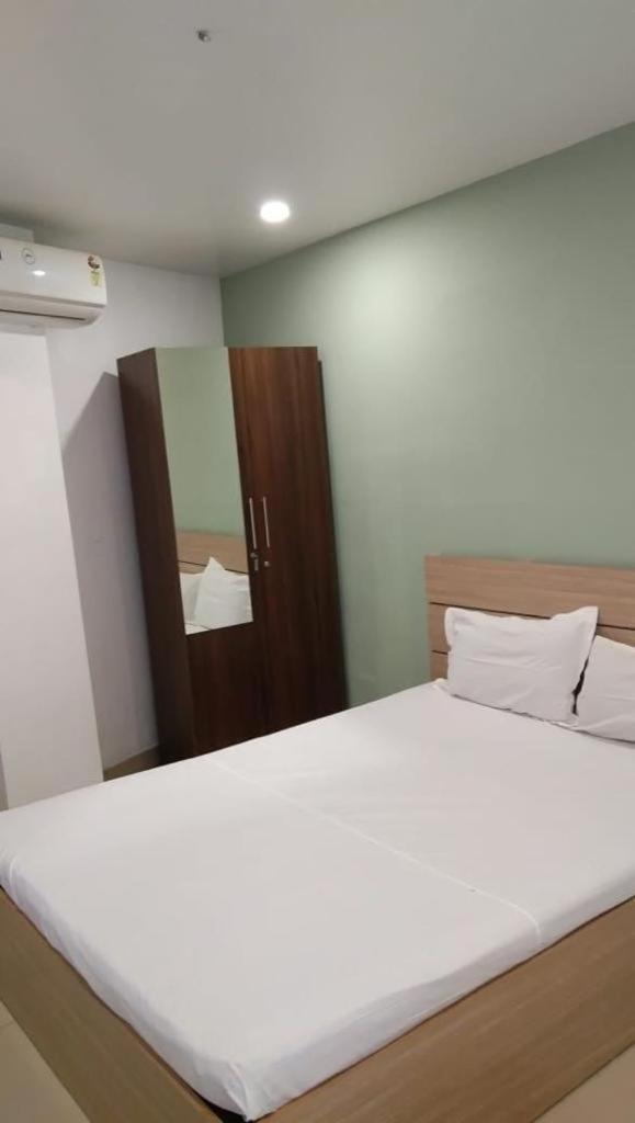 The Lodge- Bed and Breakfast Hotel - Housity