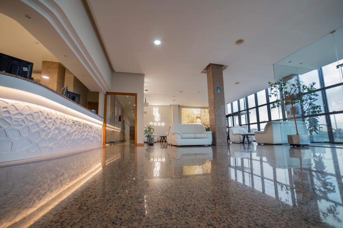 El vestíbulo o zona de recepción de Hotel Auditorio Santiago & Spa