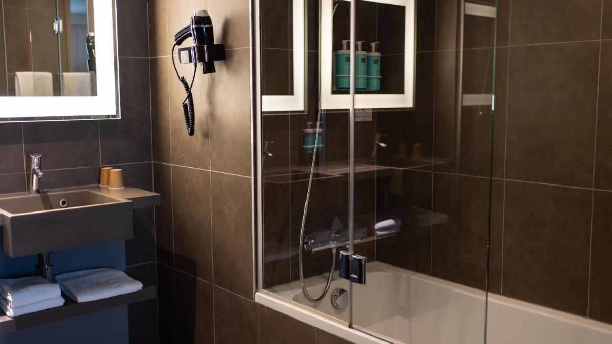 Salle de bains dans l'établissement Novotel Fontainebleau Ury