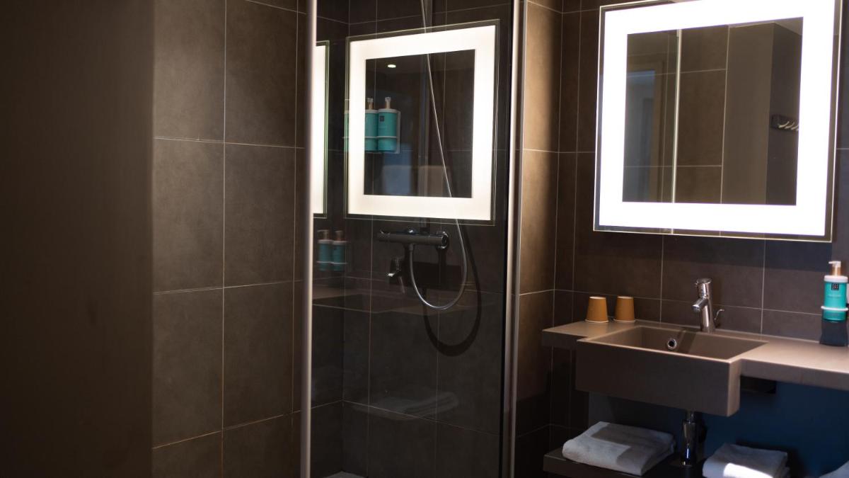 Salle de bains dans l'établissement Novotel Fontainebleau Ury