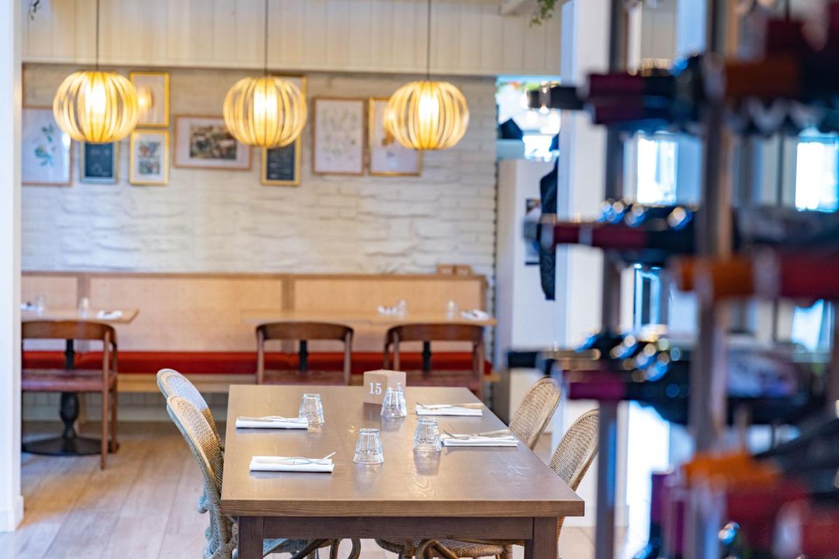 Restaurant ou autre lieu de restauration dans l'établissement L'EssenCiel