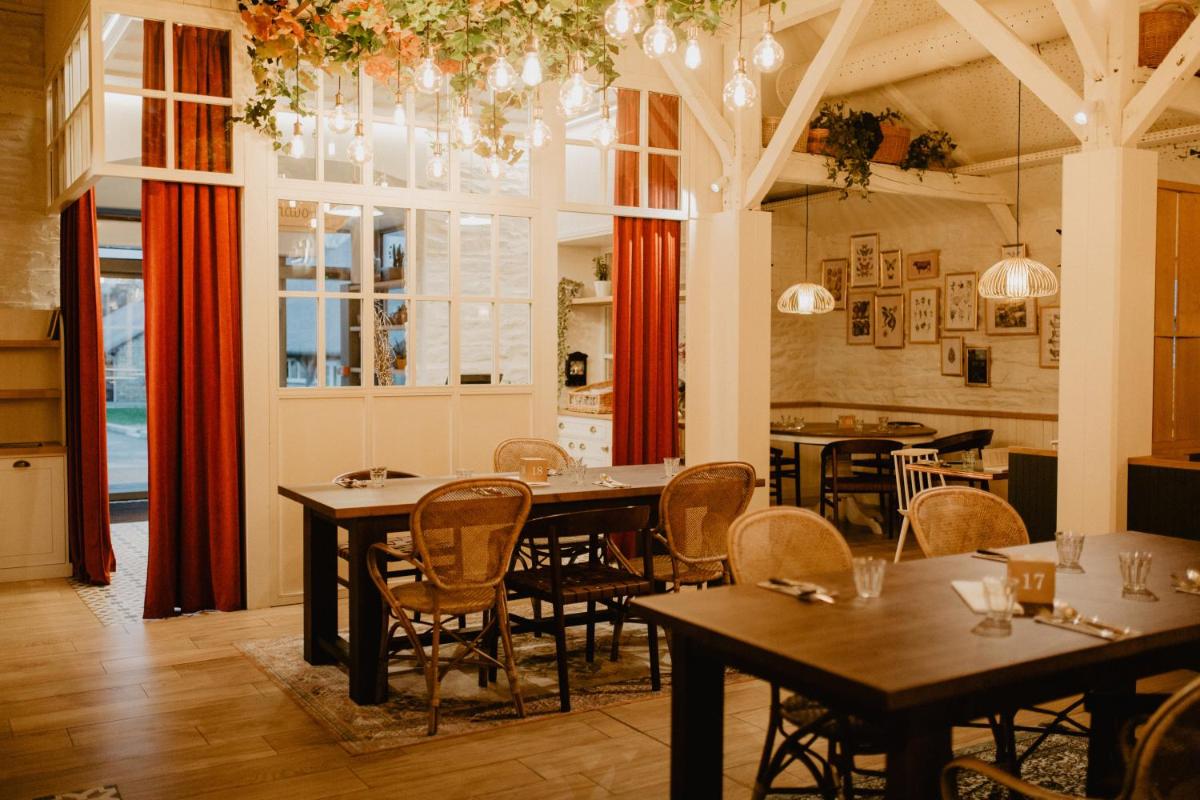 Restaurant ou autre lieu de restauration dans l'établissement L'EssenCiel