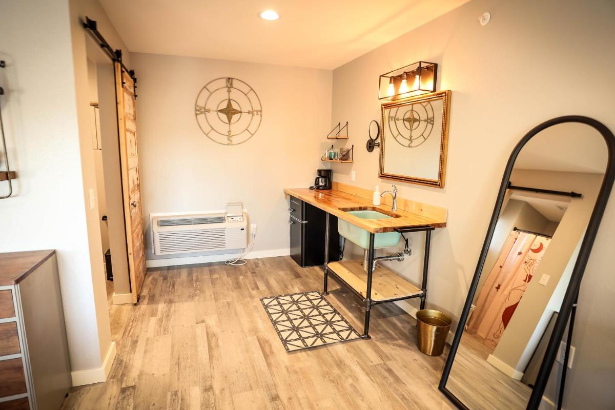 The Blue Buffalo Motel - Housity