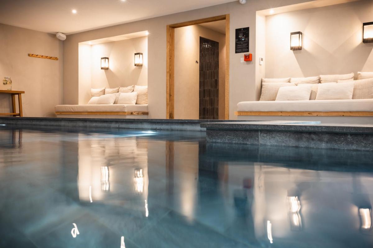 Piscine de l'établissement Hôtel de la Roche ou située à proximité