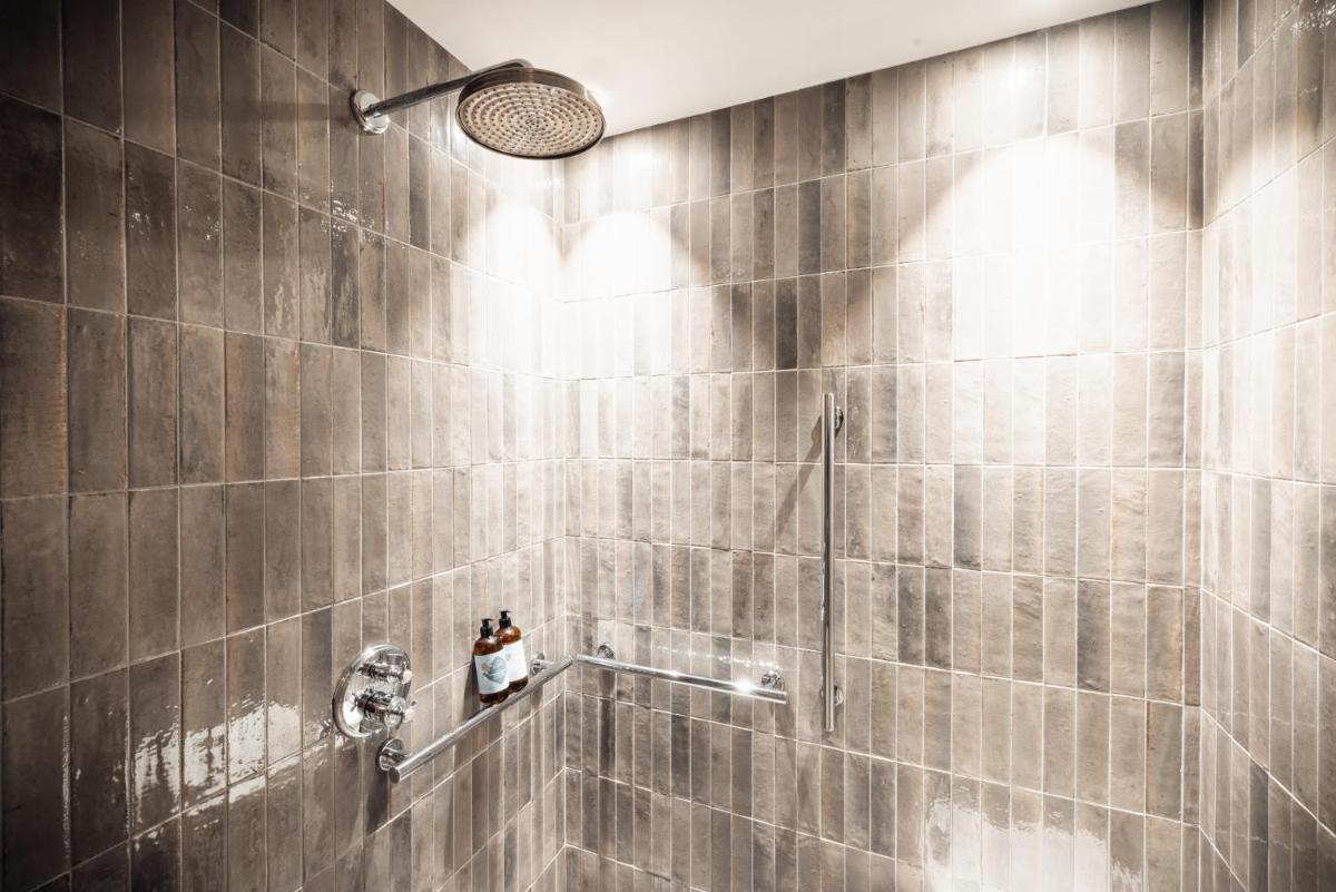Salle de bains dans l'établissement Hôtel de la Roche