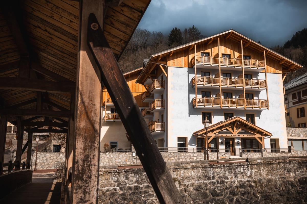 - un grand bâtiment avec un balcon en face dans l'établissement Hôtel de la Roche, à Beaufort