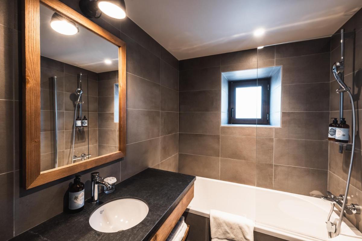 Salle de bains dans l'établissement Hôtel de la Roche